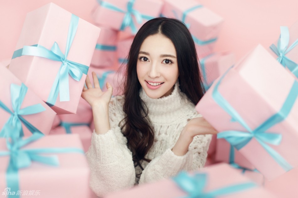 新浪娱乐讯 康宁近日受邀拍摄一组圣诞主题写真.