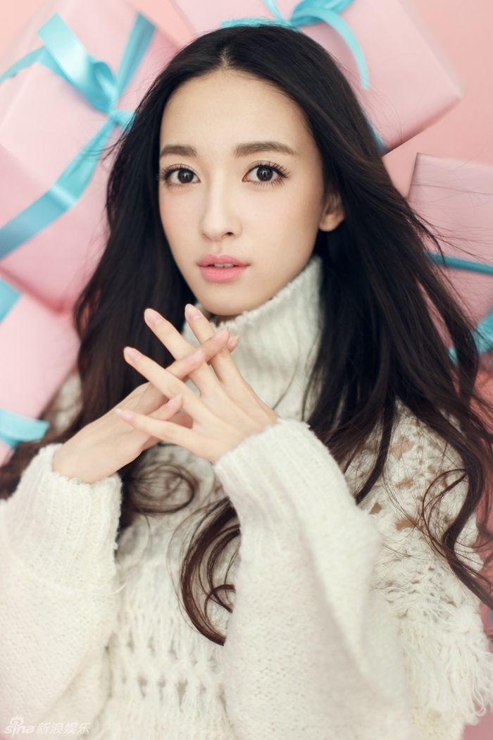 新浪娱乐讯 康宁近日受邀拍摄一组圣诞主题写真.