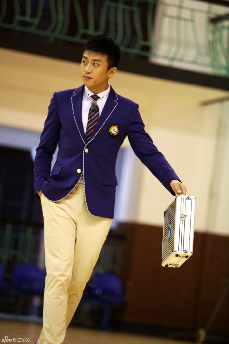 组图:跑男上演校园争霸赛 王宝强遭女嘉宾强吻_高清图集_新浪网