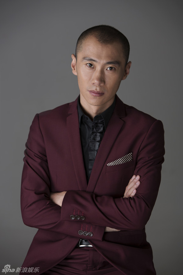 演员郑昊身着咖色服装