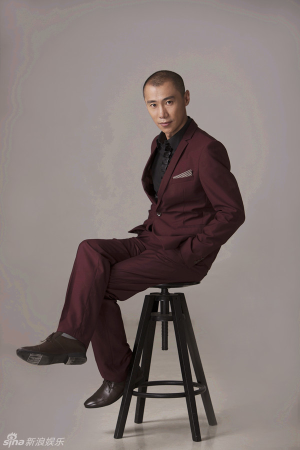 演员郑昊身着咖色服装