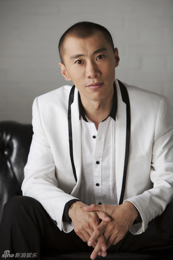 演员郑昊身着咖色服装