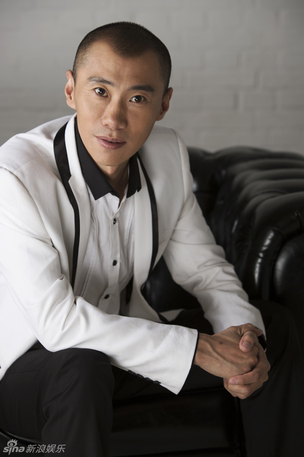 演员郑昊身着咖色服装