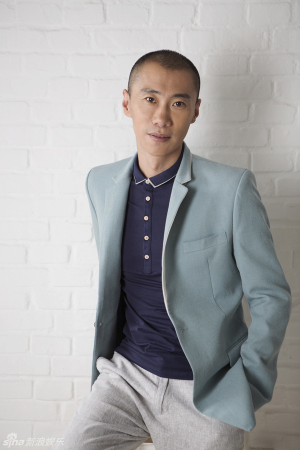 演员郑昊身着咖色服装