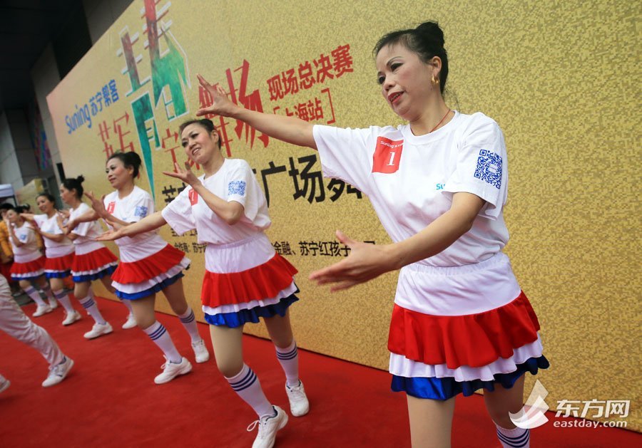 大妈不惧寒风短裙丝袜赛广场舞现场换衣