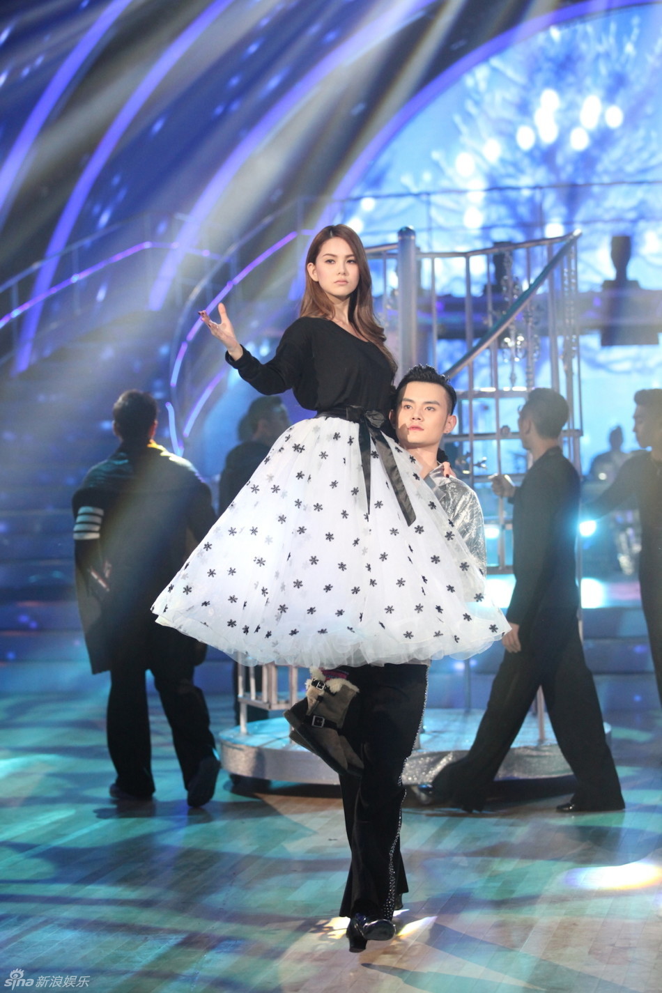 组图:《与星》昆凌浪漫伦巴 何洁翻转牛仔舞_高清图集_新浪网