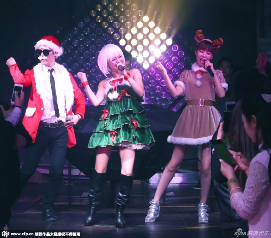 苍井空郑州酒吧露腿捞金