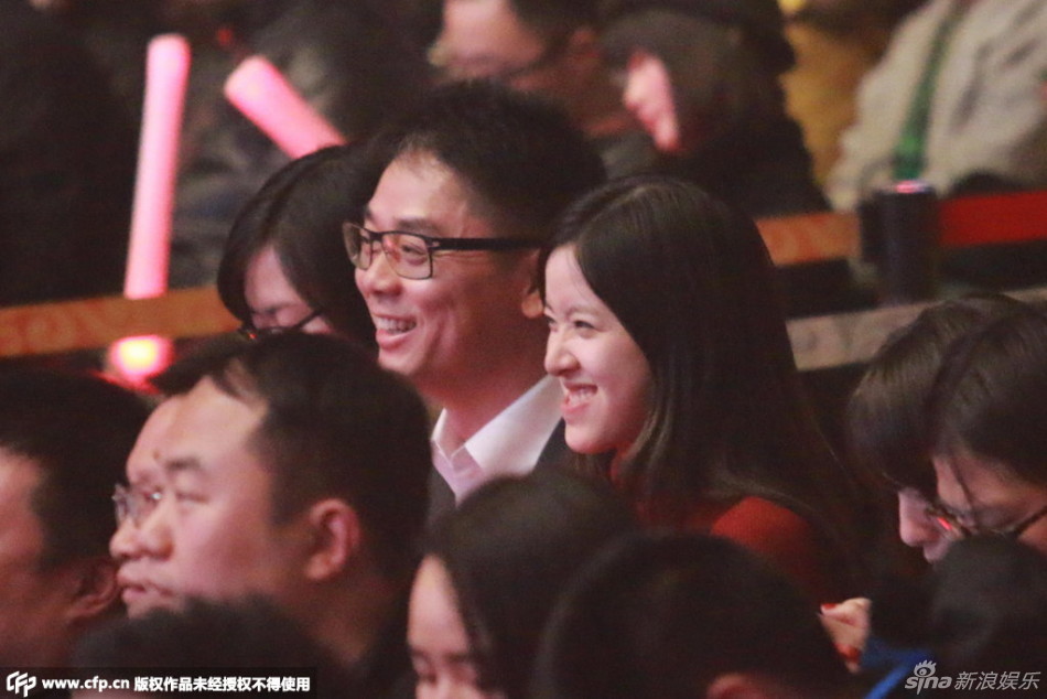 刘强东奶茶妹热聊欢笑