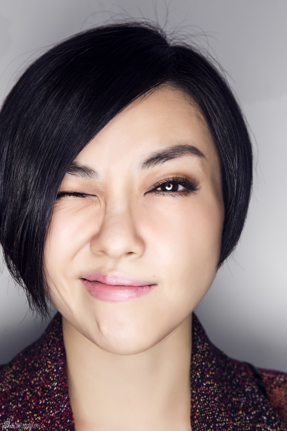 查可欣拍时尚大片 个性表现力抢眼