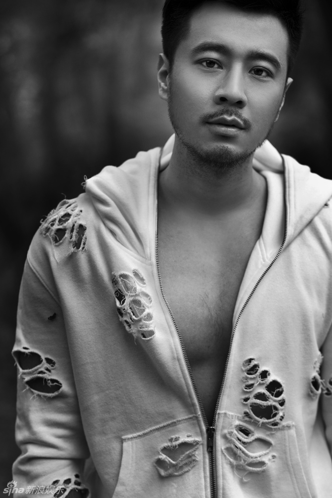 新浪娱乐讯 写真中,门东毅站在树木的光影间,尽管只是一件简单的白色