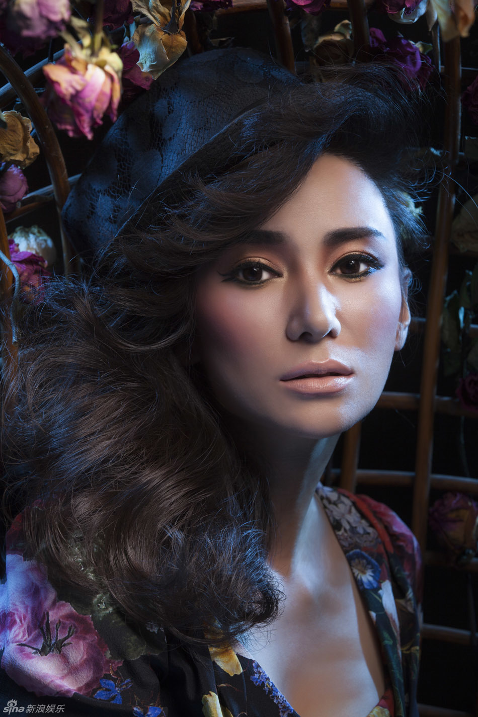 新浪娱乐讯 近日,唐熙为某杂志拍摄了一系类时尚大片.