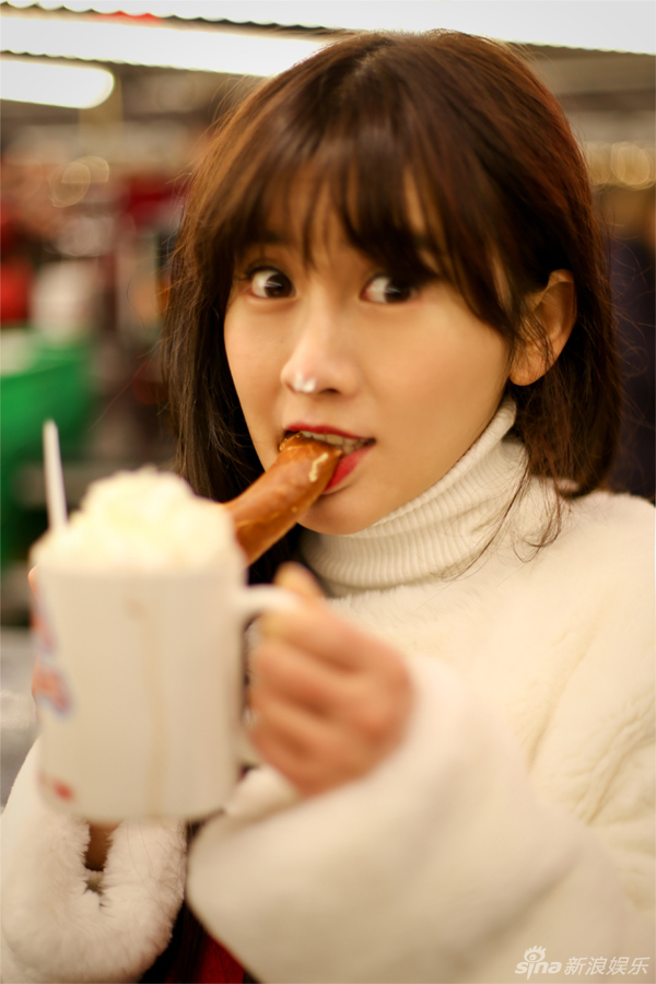 新浪娱乐讯 小狐狸夏梓桐发圣诞主题写真,在游乐园里,一头长发的她