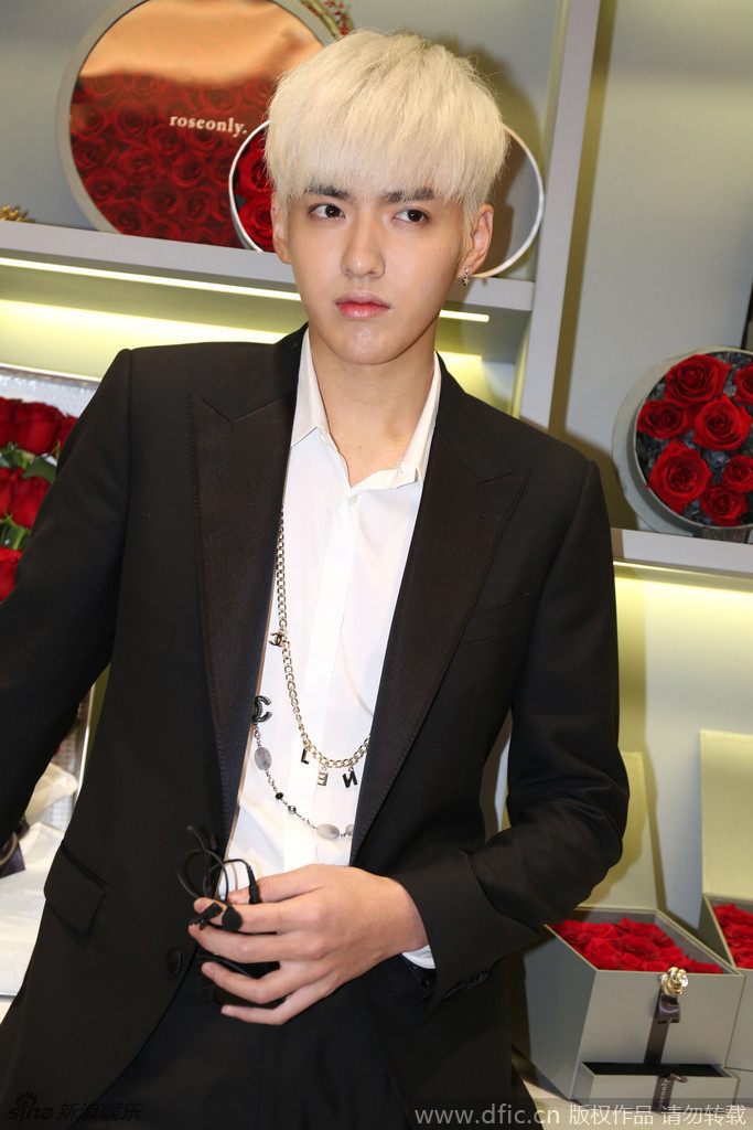 组图:吴亦凡帅气现身 手捧玫瑰花盒送圣诞礼物