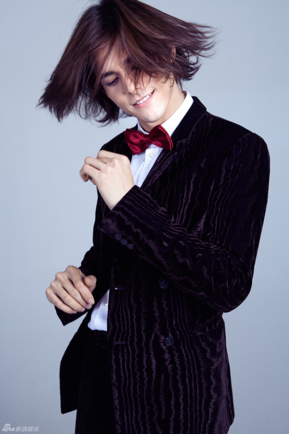 李贤宰变身混血圣诞王子 长发飘逸笑容迷人