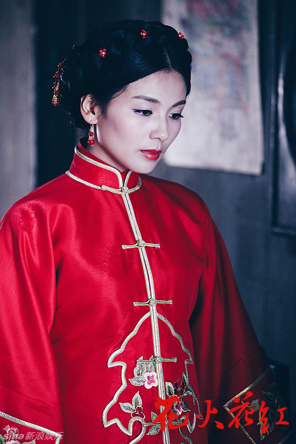 组图:《花火花红》服饰精致 刘涛领衔复古风