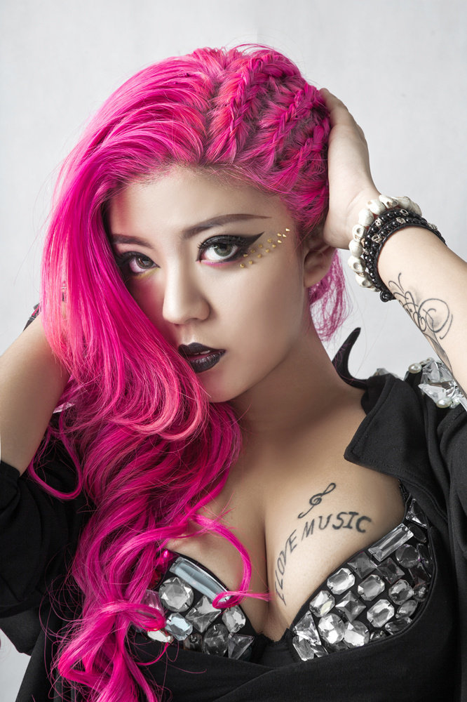 2014年,刘雅婷再度强势发声,推出个人最新单曲《高跟鞋》,取名"高跟鞋