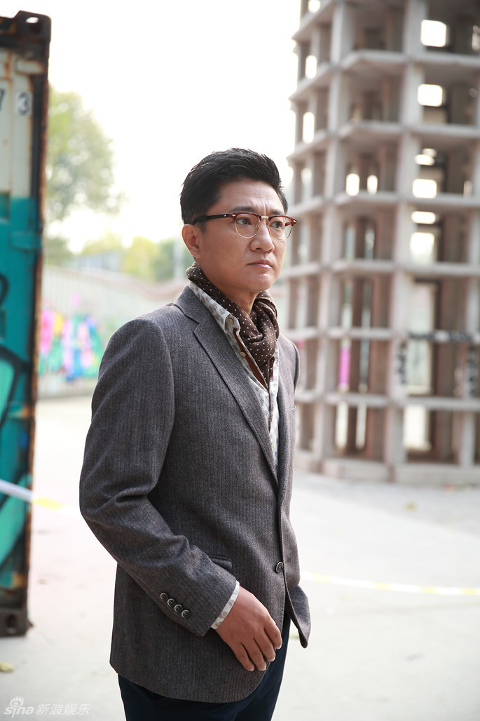 新浪娱乐讯 近日,韩青曝光一组文艺写真,片中韩青衬衣搭配一身浅咖色