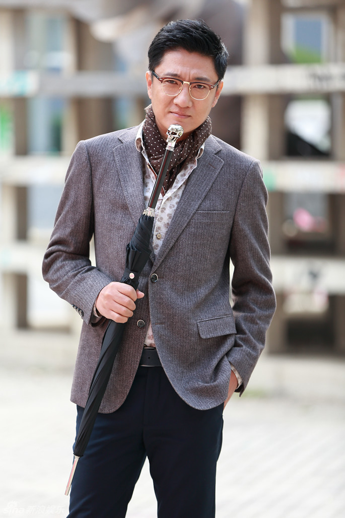 新浪娱乐讯 近日,韩青曝光一组文艺写真,片中韩青衬衣搭配一身浅咖色