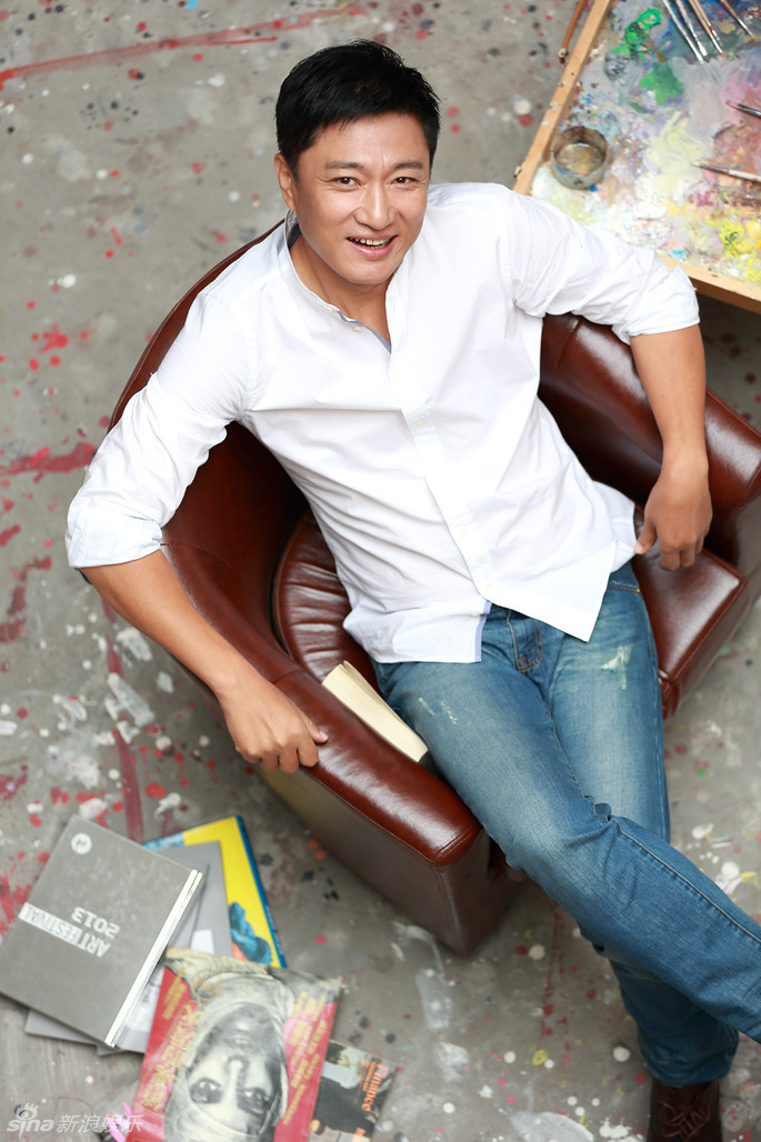 新浪娱乐讯 近日,韩青曝光一组文艺写真,片中韩青衬衣搭配一身浅咖色