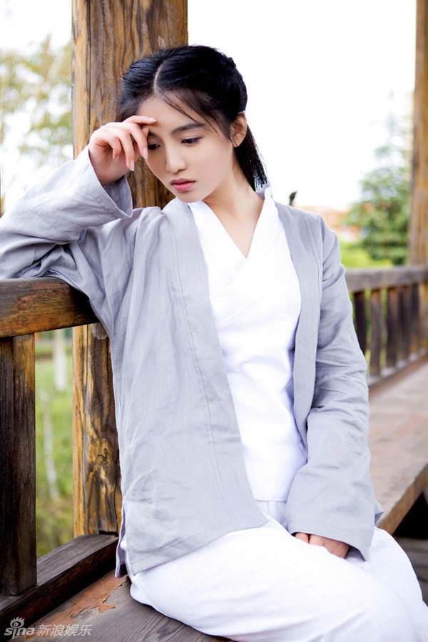 新浪娱乐讯 近日,90后新生演员付柔美琦曝光一组古装写真,长发飘飘,身