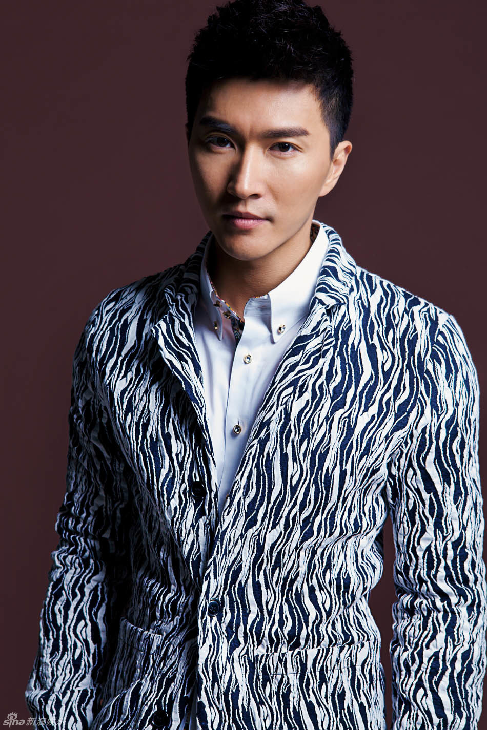 陆昱霖熟男写真 眼神深邃沉稳显魅力