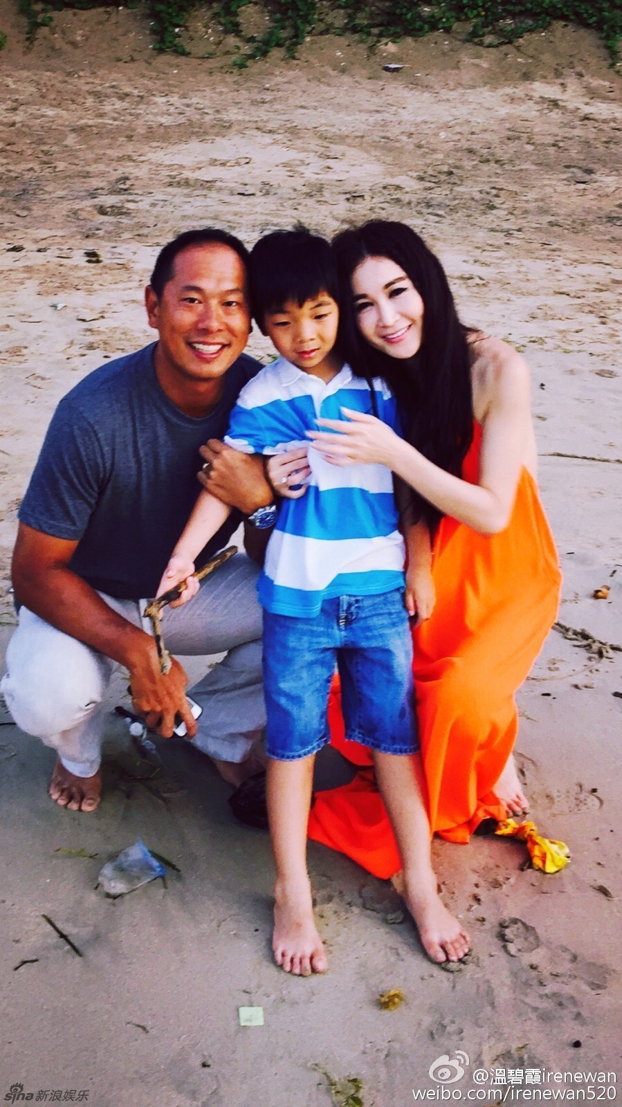 温碧霞一家甜蜜度假 吊带裙展妩媚风情