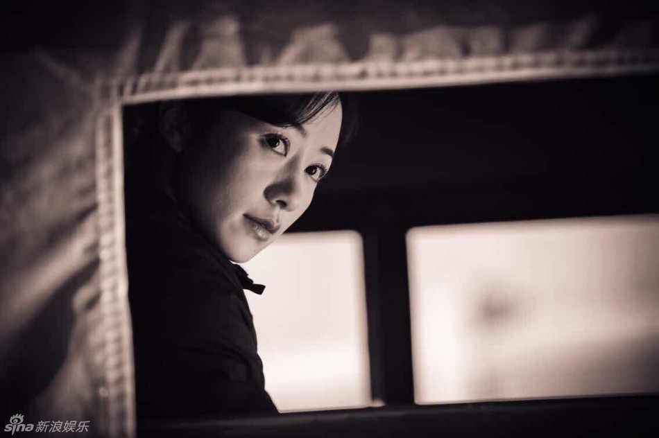 组图:韩雪《巨浪》变身女文青演绎战火青春