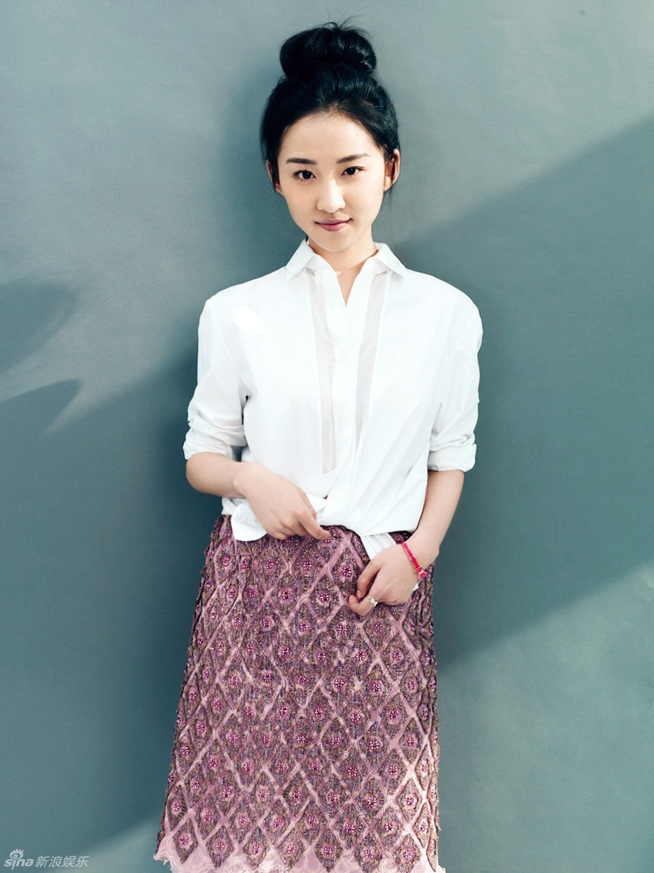 组图:张可佳白衣写真 演绎清新纯真年代_高清图集_新浪网