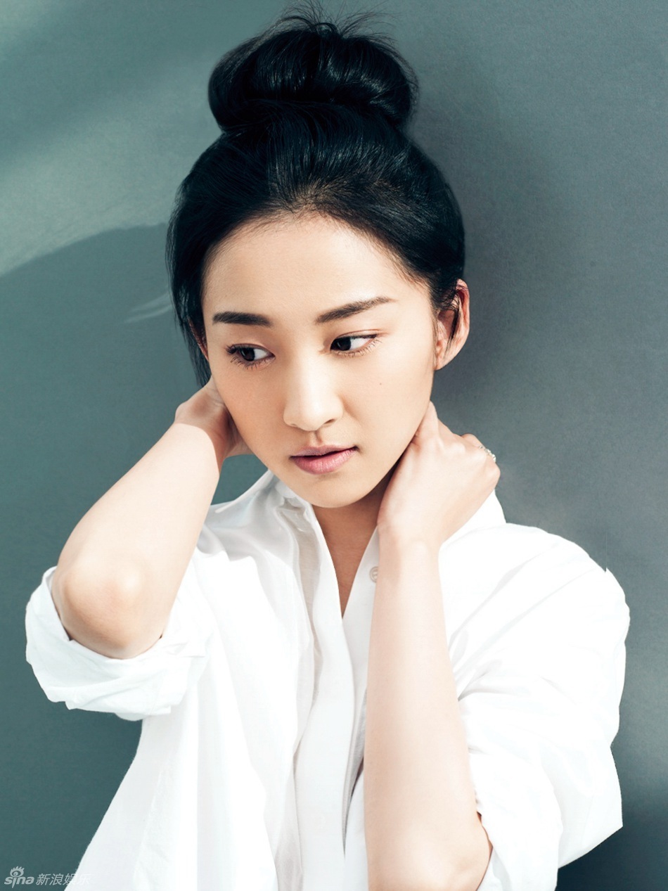 组图:张可佳白衣写真 演绎清新纯真年代_高清图集_新浪网