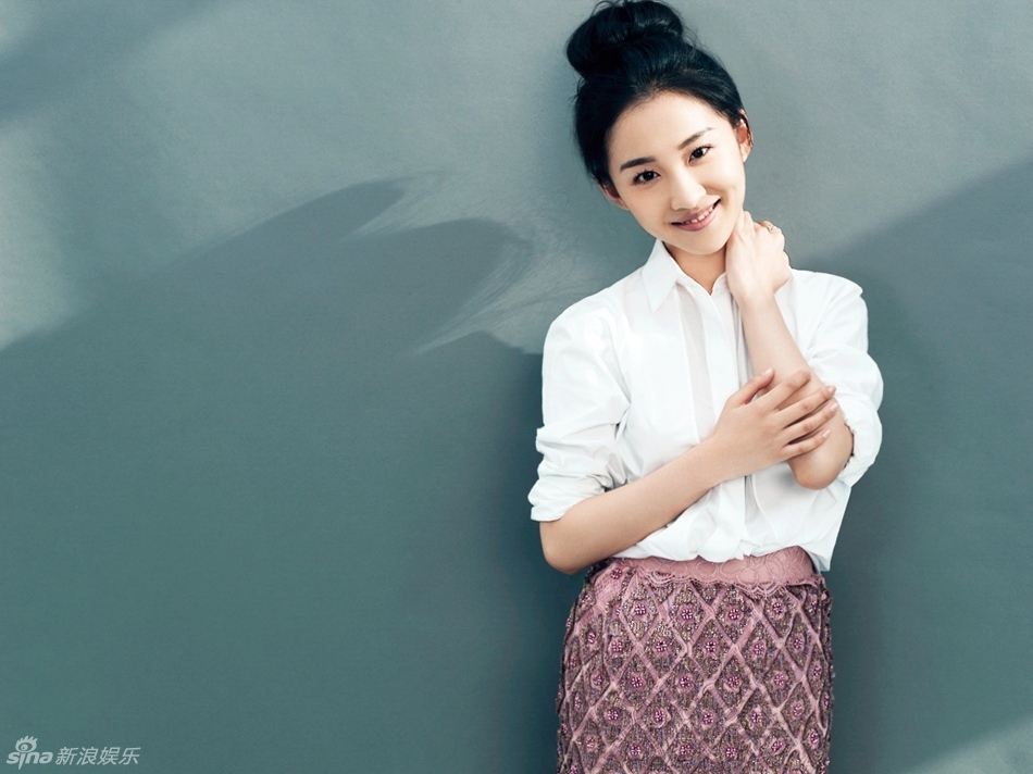 组图:张可佳白衣写真 演绎清新纯真年代_高清图集_新浪网