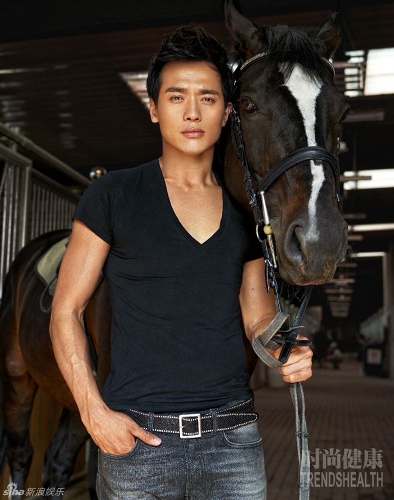 组图:高云翔迎新年曝写真 潇洒驭马胸肌惹眼_高清图集_新浪网