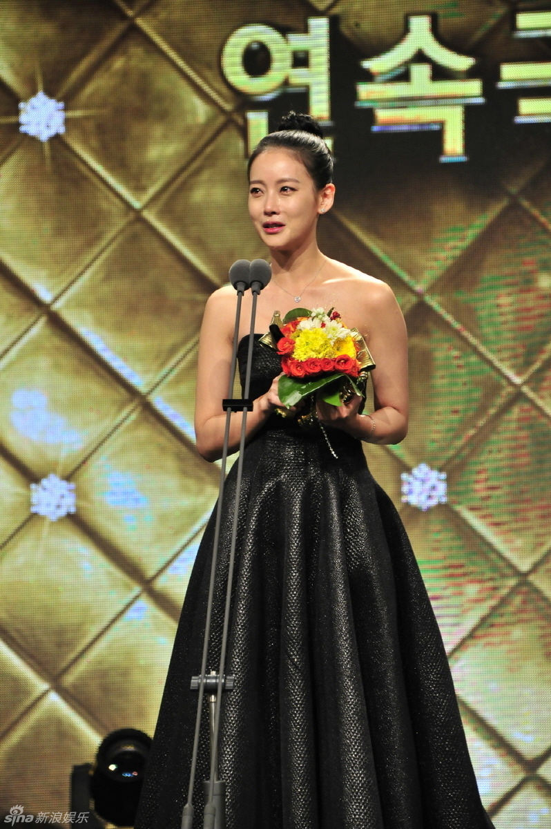 组图少时秀英演技受肯挥泪领奖李宥利夺大赏