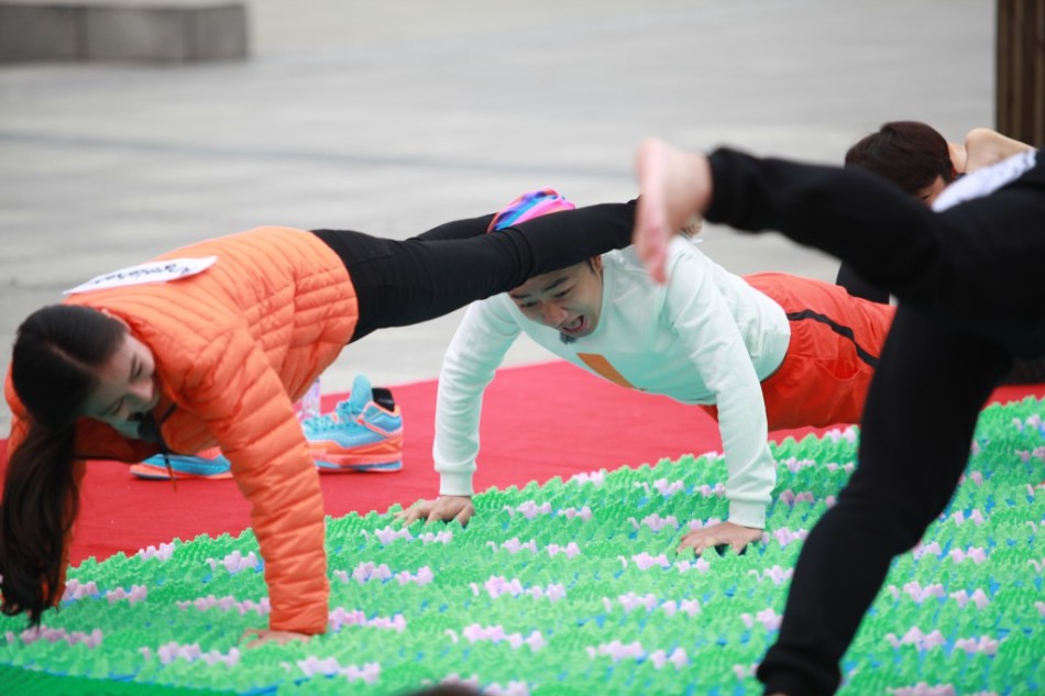 《奔跑吧兄弟》再度如约开跑,本期节目中"奔跑团"们再度遭遇指压板