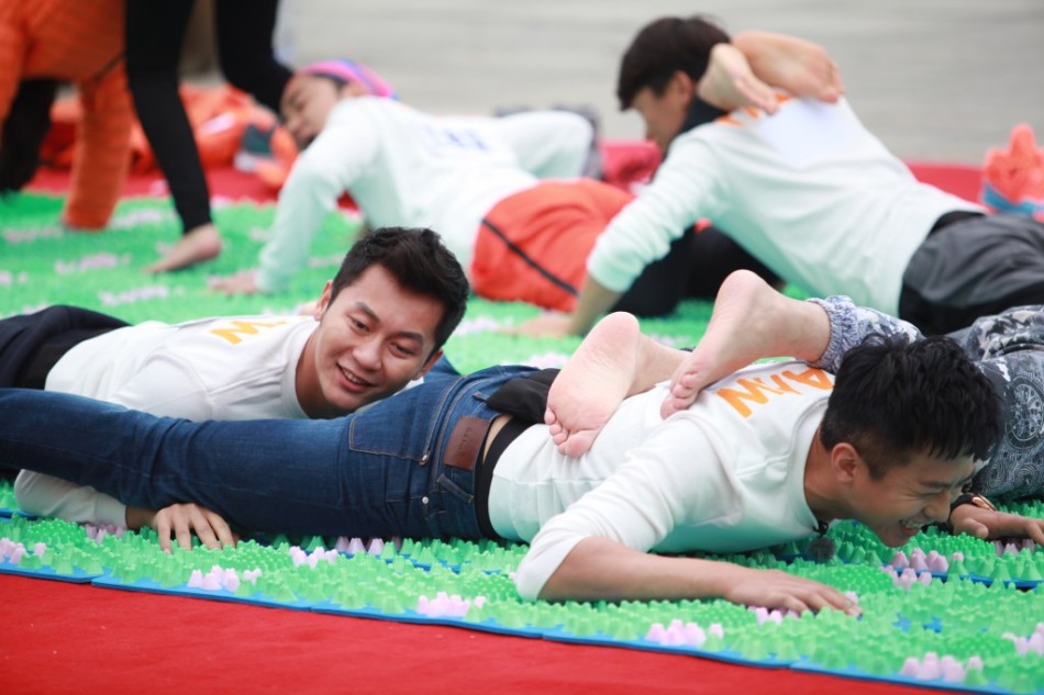 组图:《跑男》寻找神秘人 baby指压板脚踩李晨_高清图集_新浪网