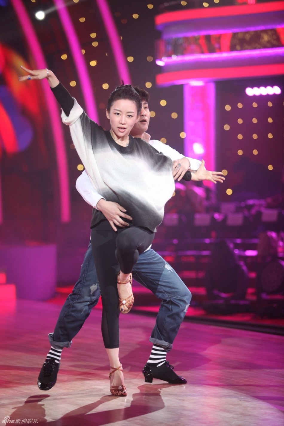 组图:《与星共舞》昆凌搏命练舞险晕倒_高清图集_新浪网