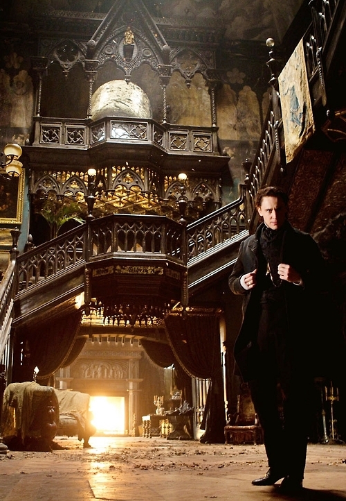 组图:鬼片《猩红山峰》剧照 抖森暗黑米娅俏丽_高清图集_新浪网