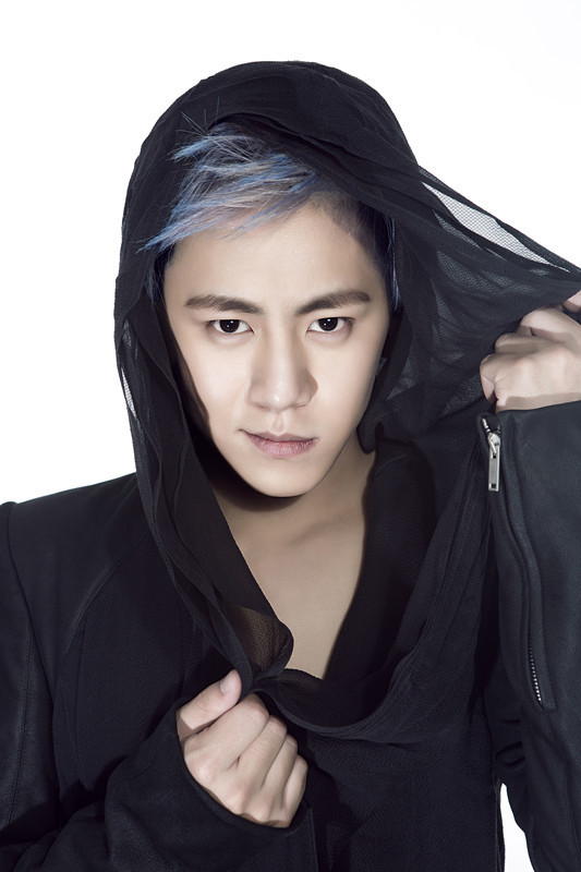魏一宁黑色时尚大片曝光 惊现大头贴_高清图集_新浪网