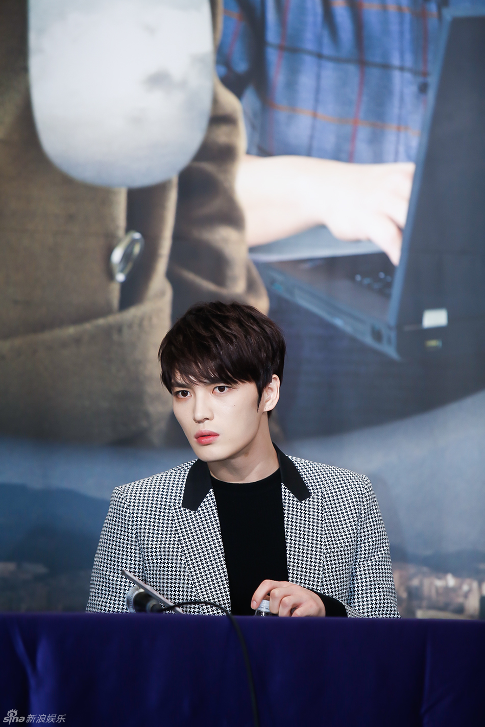 独家:《spy》金在中帅气 紧牵女主霸道深情