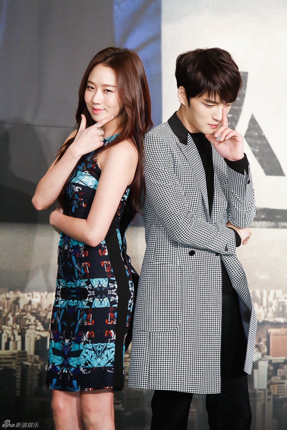 独家:《spy》金在中帅气 紧牵女主霸道深情