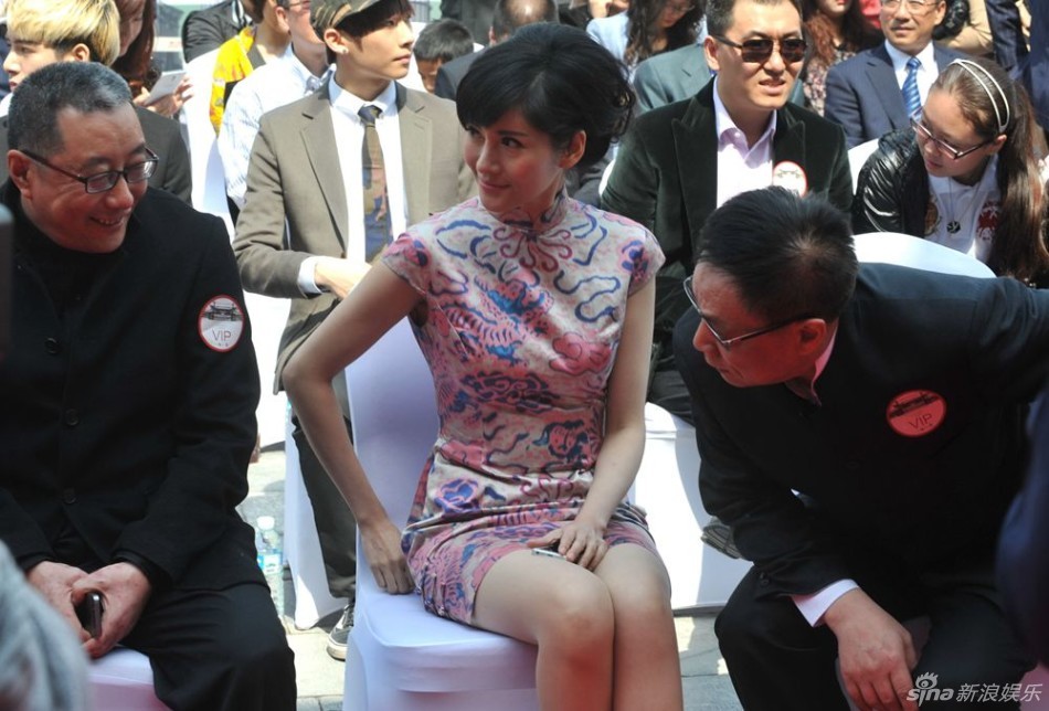 沈星参加房地产活动捞金