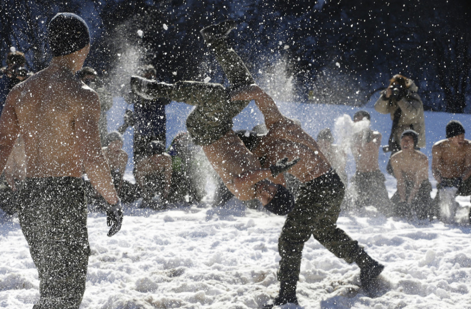 郡,陆军特战司令部士兵半裸在雪地里进行体能训练,不畏寒冷赤膊上阵