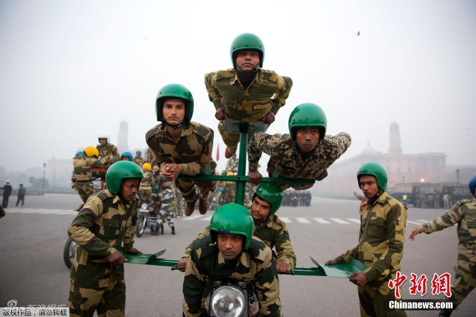 组图:印度阅兵你是来搞笑吗!士兵摩托叠罗汉_高清图集_新浪网