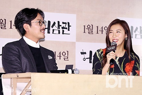 新浪娱乐讯 9日上午,韩国电影《许三观》媒体试映会在首尔城东区杏堂