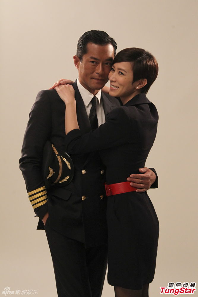 古天乐佘诗曼拍《冲上云霄》海报 甜蜜搂腰