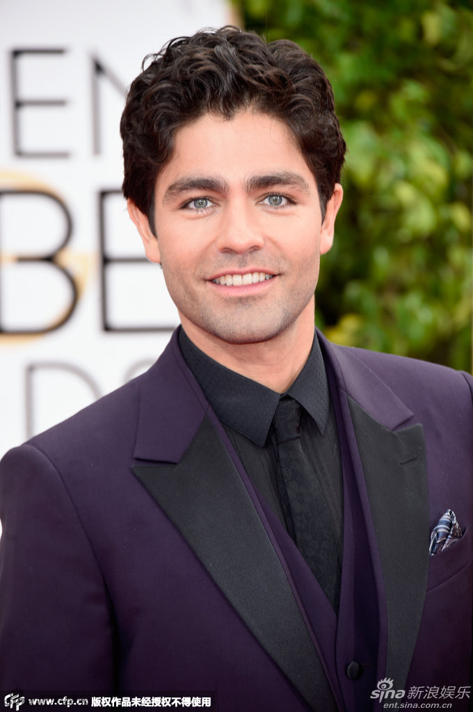 组图:阿德安-格兰尼亮相 红毯剪刀手搞怪