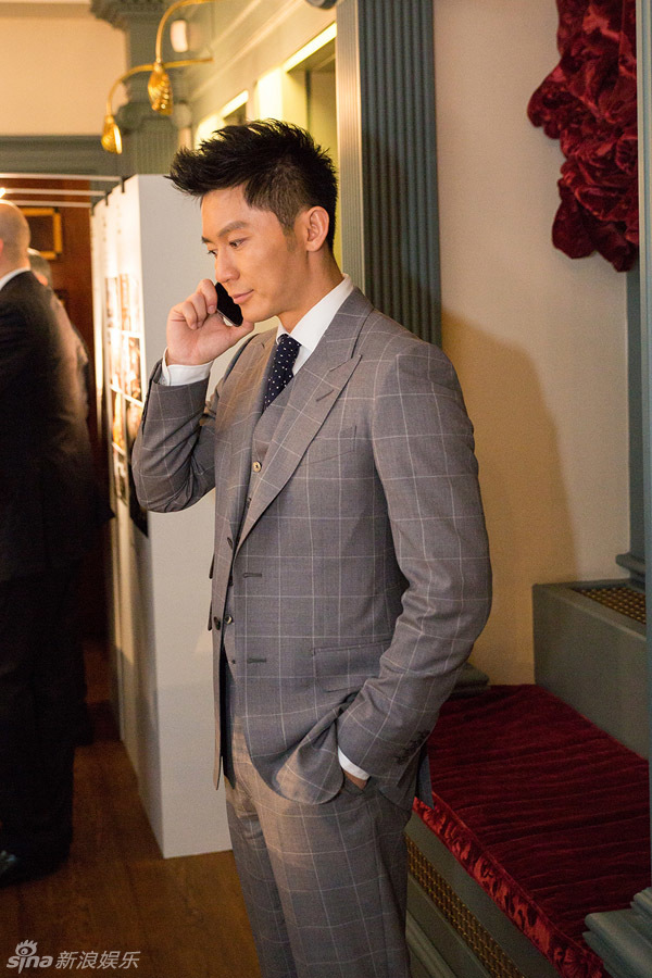 李晨赴伦敦时装周 英伦绅士优雅观展