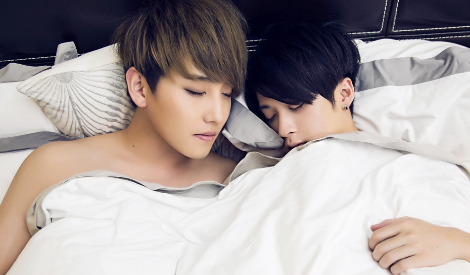 新浪娱乐讯 mic男团小分队赵泳鑫&檀健次的热门单曲《闺蜜》mv一经