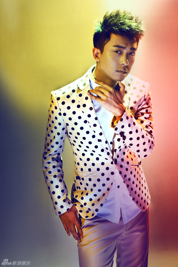 13 14:22:16 1 / 5 新浪娱乐讯 近日,演员李佳航曝光一组最新写真,片