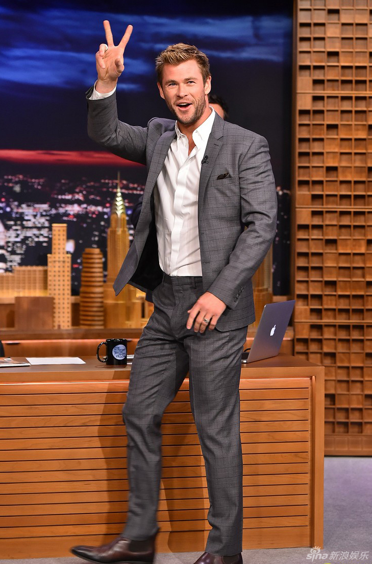 克里斯-海姆沃斯与主持人吉米-法伦玩泼水大战,被浇成落汤鸡.