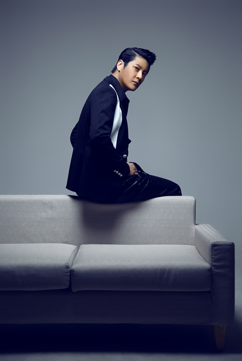 新浪娱乐讯 近日,歌手金霖专辑新主打歌新《时间都去哪儿了》写真照释